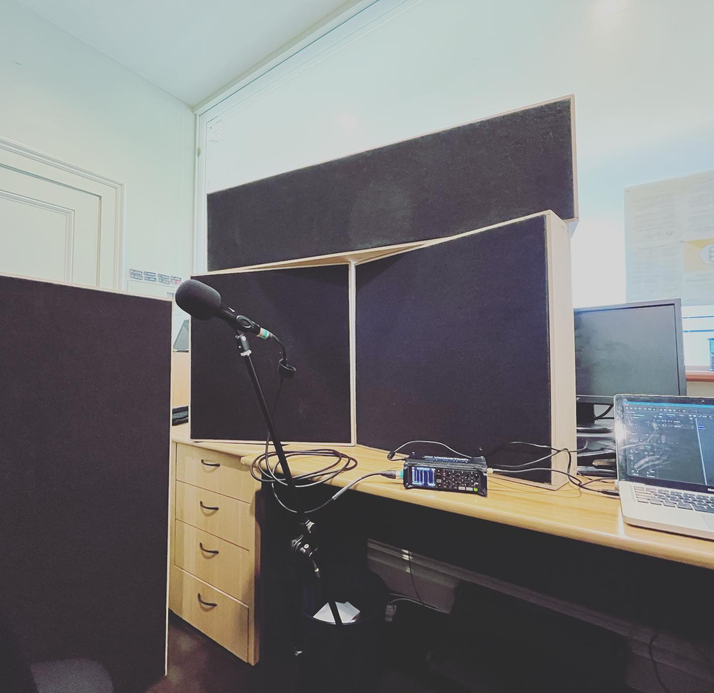 Popped up a few @autexacoustics panels to briefly turn the bosses office into a vocal booth to record some new Front Of House announcements.

#Takeyourseats

@neumann.berlin #KMS105
@zoom #f8 
#Logic Pro