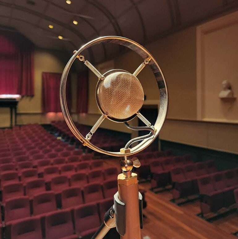 Check out ‘Louise’, an absolutely beautiful @eartrumpetlabs microphone, belonging to today’s NCMA Lunchtime concert artist, Polly and the Minstrel.

#chefskiss 😚🤌🏻
#microphone #microphones #condensor #singlemic #eartrumpetlabs #louise #audioengineering #livesound #venuetech #whakatu #nelsontasmannz